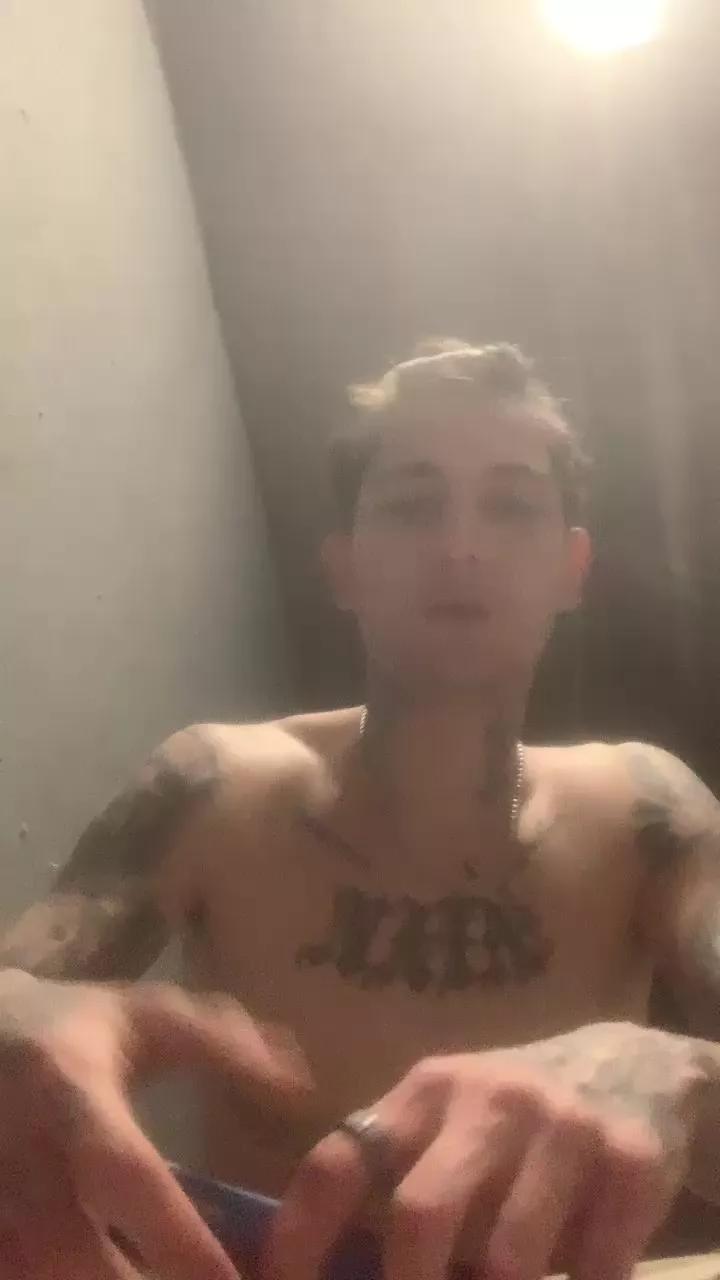 Tattooboy_19 on Cam4 