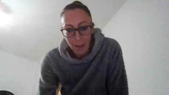 StripChat Astrid3 is Freechat Astrid3 — mi masturbo con la spazzola rosa