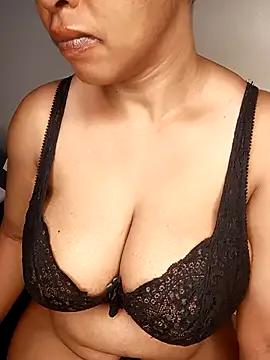 boobsnipplian on StripChat 