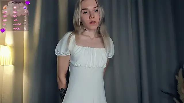 DianeHonnette — Show tongue