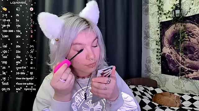 ElnoraVanord — lick lips