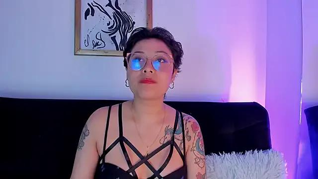 Juliexxxtasy — on her knees and sucks cock