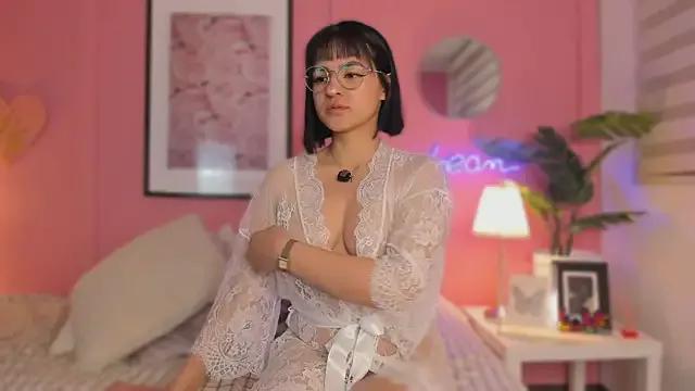Freechat SoySaraa on StripChat