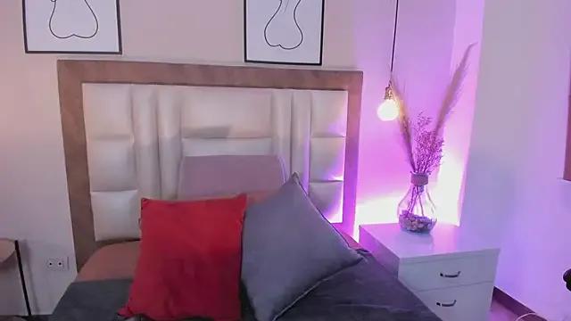 StripChat VelvettCrowee  is Freechat  VelvettCrowee — Cameltoe